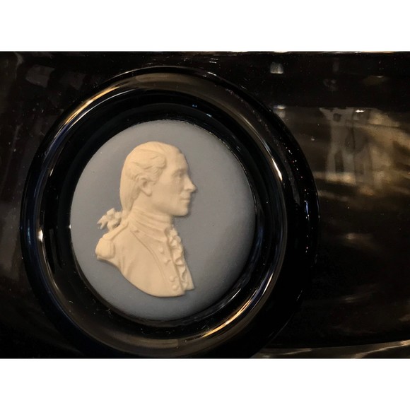 Stunning Wedgwood Large Glass Decanter with Cameo Made in England - Picture 3 of 7